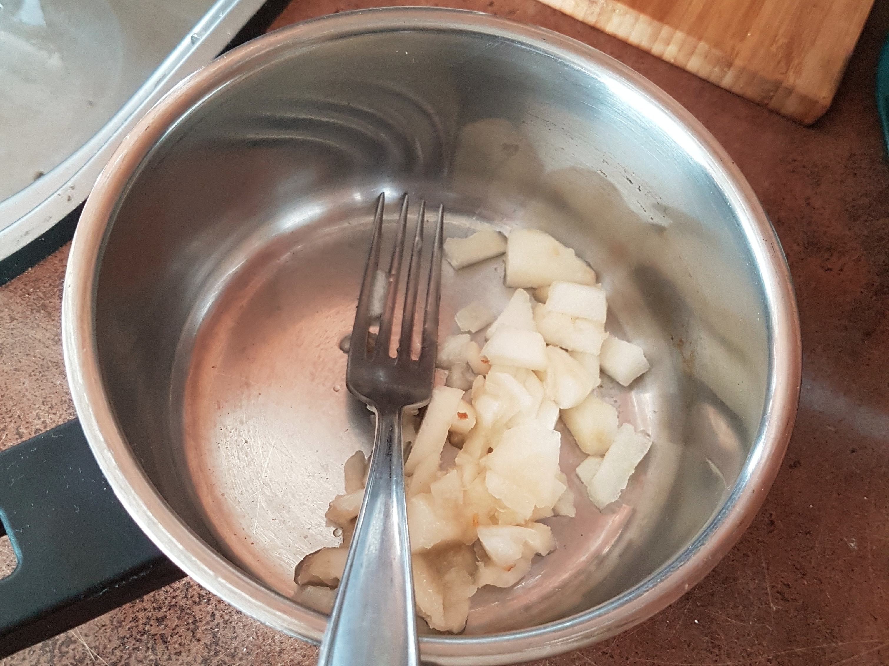 Amasse a pera com um garfo