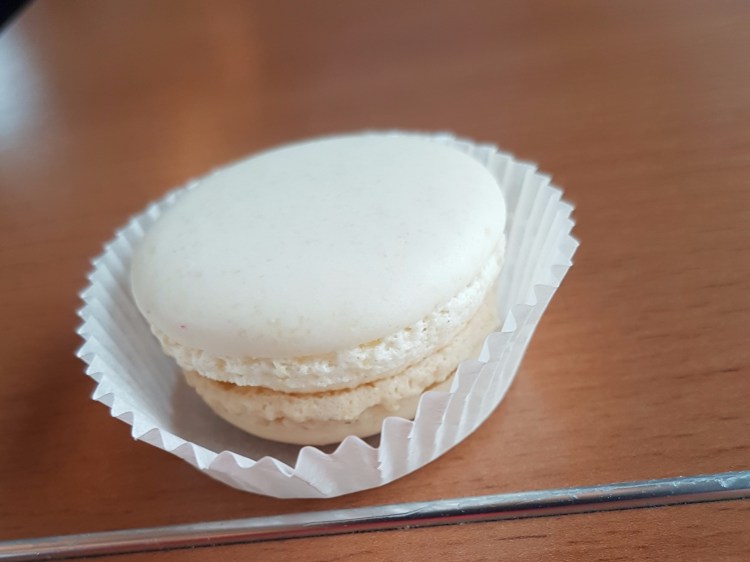 Macaron de marzipã com flor de laranja comprado numa loja de especiarias em Heidelberg